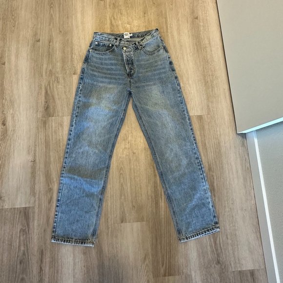 Princess Polly Mid Rise Holly Asymmetric Straight Leg Jean Light Wash Denim - Picture 3 of 5